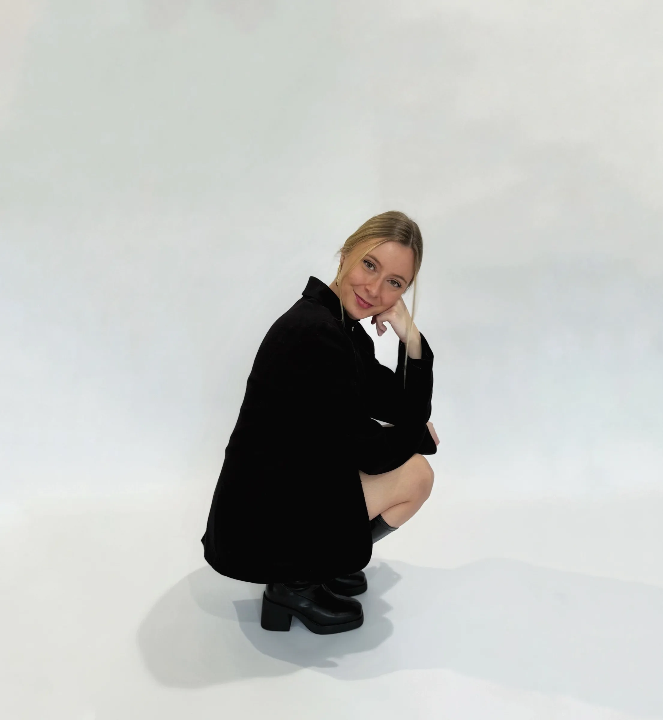 Fanny, Social Media Manager et fondatrice de Studio Fanny, en studio photo à Cannes