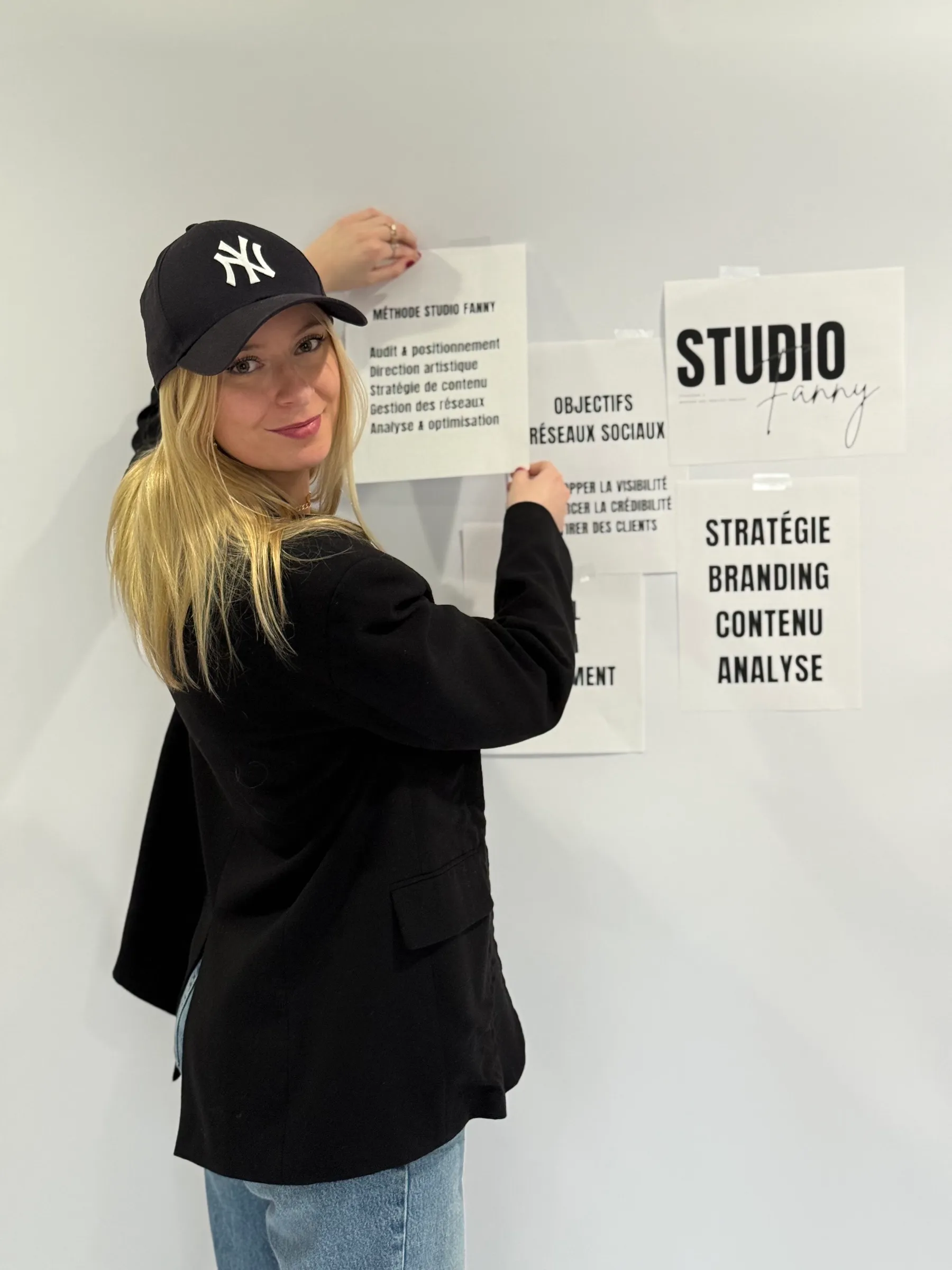 Fanny affichant au mur la méthode Studio Fanny : stratégie, branding, contenu, analyse